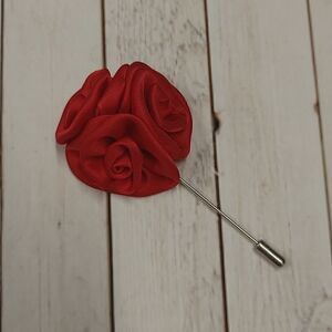 MEN'S FUSCHIA SATIN FLOWER LAPEL PIN.